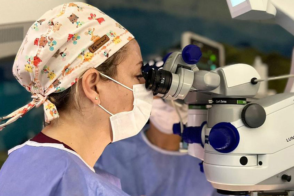 Prof. Dr. Hande Çeliker'in katarakt ameliyatı uygulaması